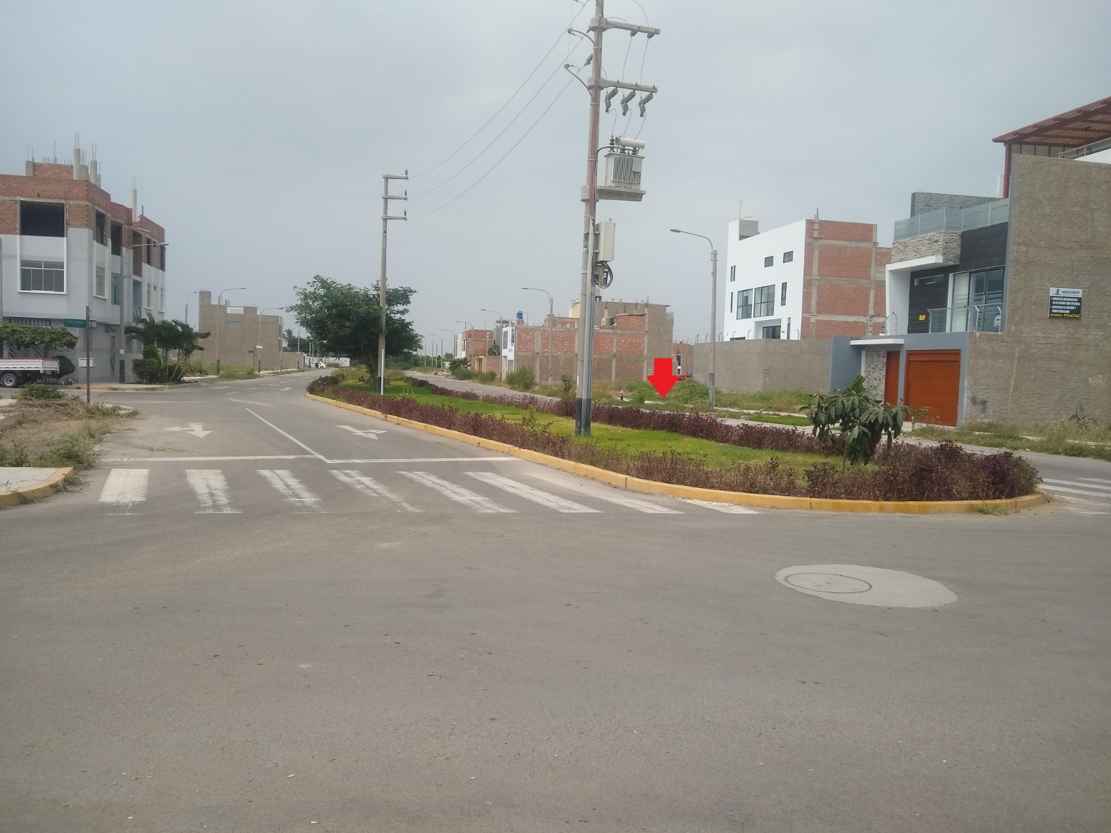 AMPLIO TERRENO DOBLE FRENTE - URB LOS NOGALES – PIMENTEL - CHICLAYO