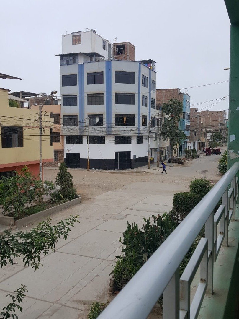 CASA DE 3 PISOS EN JLO - CERCA A MOSHOQUEQUE